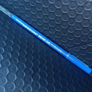 Blue gel eye liner new gel eye liner and sealed